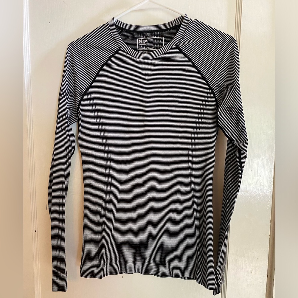 Figs Women’s Salta Seamless long sleeve underscrub, black and white stripe